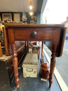 Victorian Mahogany Pembroke Table – Elegant & Functional Antique