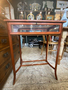 Edwardian Mahogany Bijouterie Display Table – Velvet-Lined Jewellery Cabinet with Bevelled Glass Top