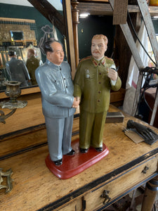 Mis-century ceramic statue of Mao Zedong and Josef Stalin shaking hands on red base, Chinese mark on underside.