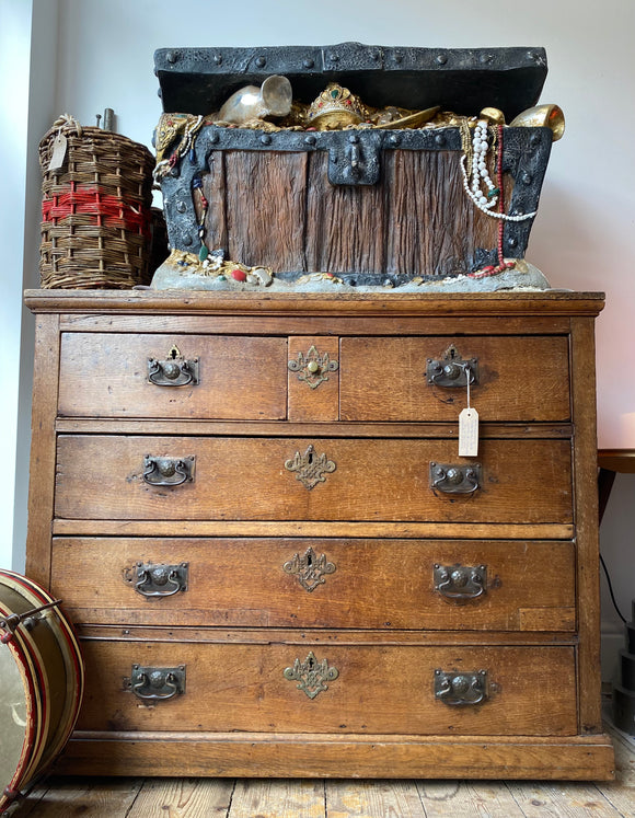 Exquisite Georgian Oak Chest of Drawers – Circa 1720s – Timeless Craftsmanship